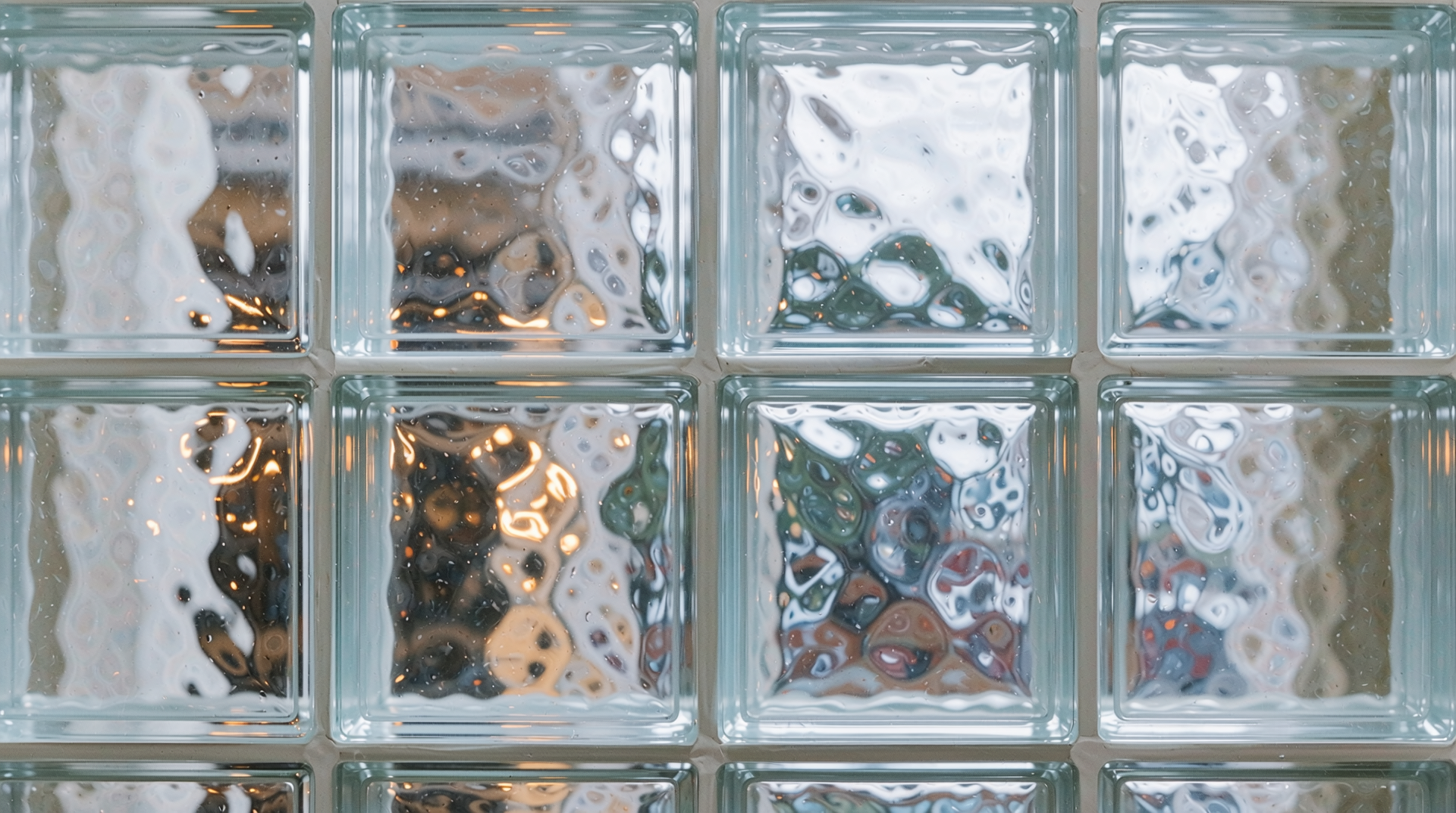 진공유리의 구조와 단열 및 방음 효과를 보여주는 단면 이미지