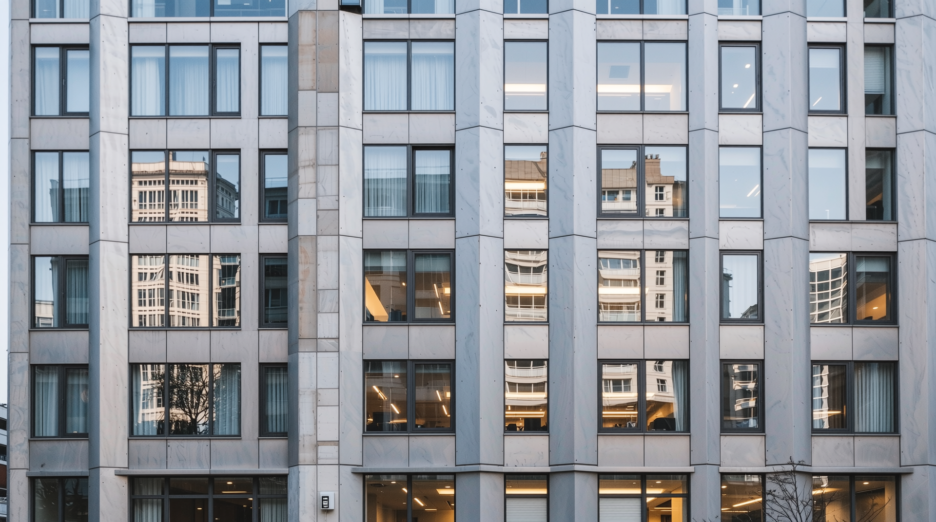 고층 상업용 건물에 설치된 현대적인 알루미늄 창호 이미지